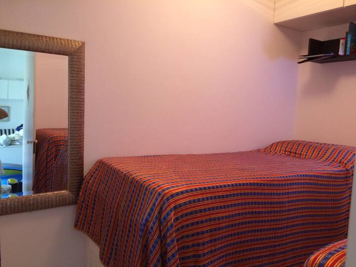 Dormitorio con dos camas individuales.