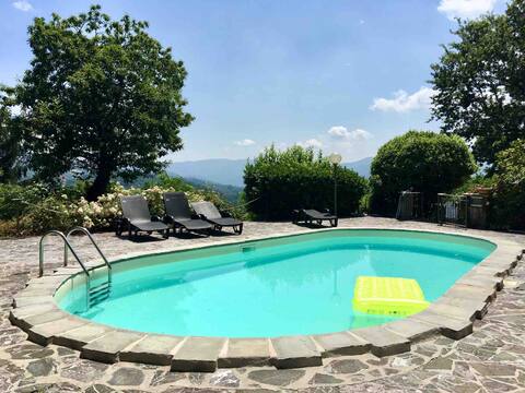 Tuscan Villa Sleeps 12 with private pool