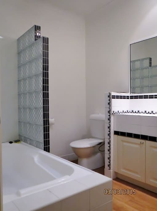 Main bathroom with full size bath