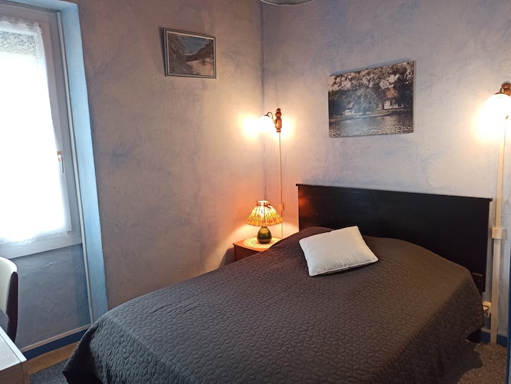 חדר עם שולחן כתיבה