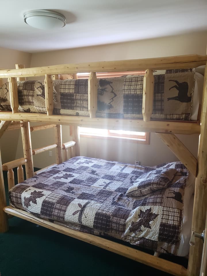 Menšia manželská posteľ s manželskou posteľou Queen