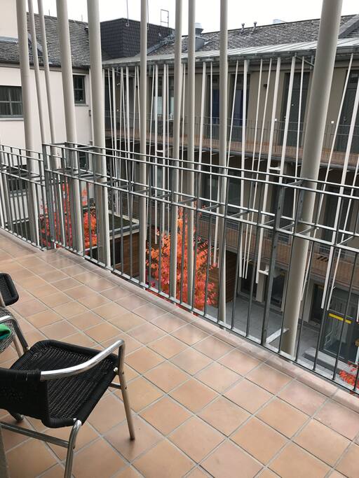 er Blick in den Innenhof vom sonnigen Frühstücksplatz vor der Haustür / Balkonersatz