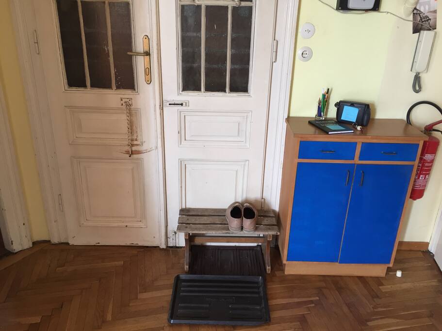 Vorzimmer - Eingangstür, Feuerlöscher