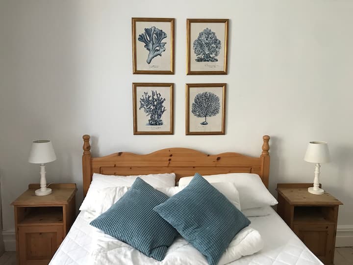 Chumba cha kulala 1 - Chumba kikuu cha kulala cha ghorofa ya chini chenye kitanda cha ukubwa wa king