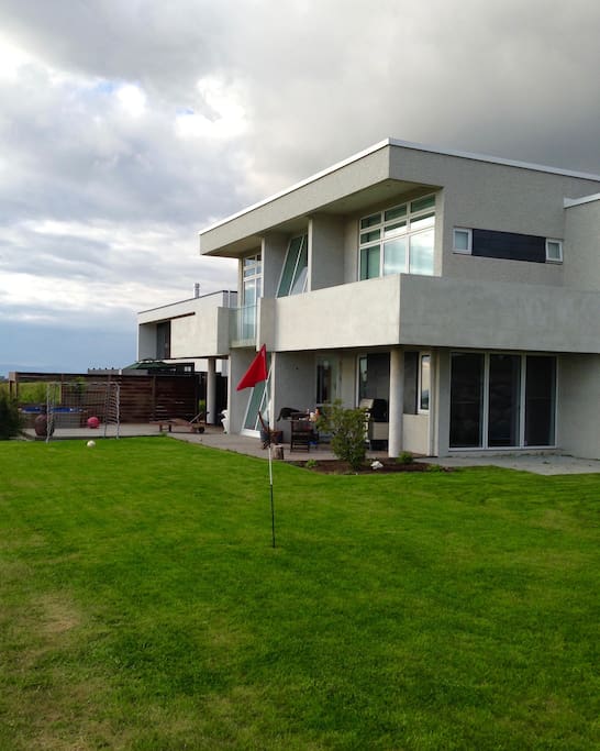 In the summer we sometimes place golf flags or (wind meters ;-) in the garden