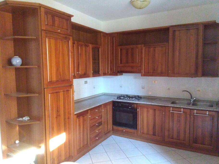 Cucina attrezzata con grande tavolo