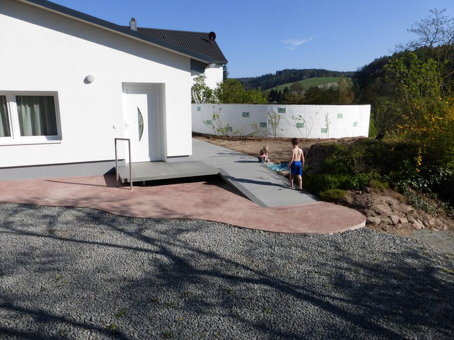 über diese Rampe kommen auch Rollstühle bequem ins Haus