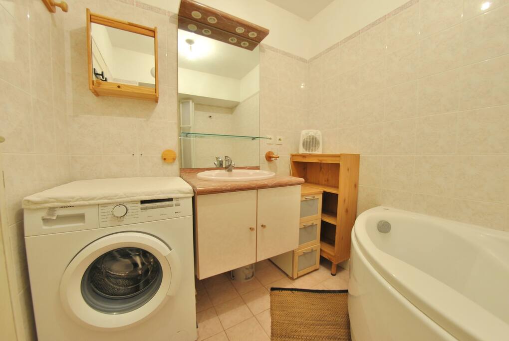 salle de bains avec lave linge