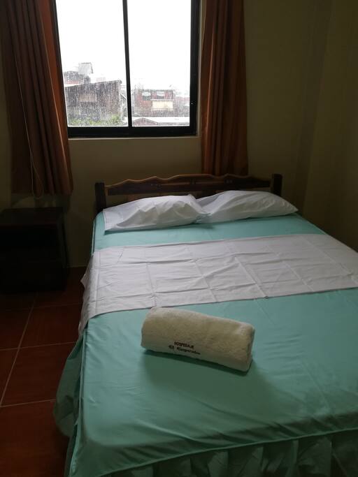 01 cama matrimonial con baño privado , WiFi, útiles de aseo ,TV con venta vista hacia la calle,mesa de noche y silla....hay paz y tranquilidad.