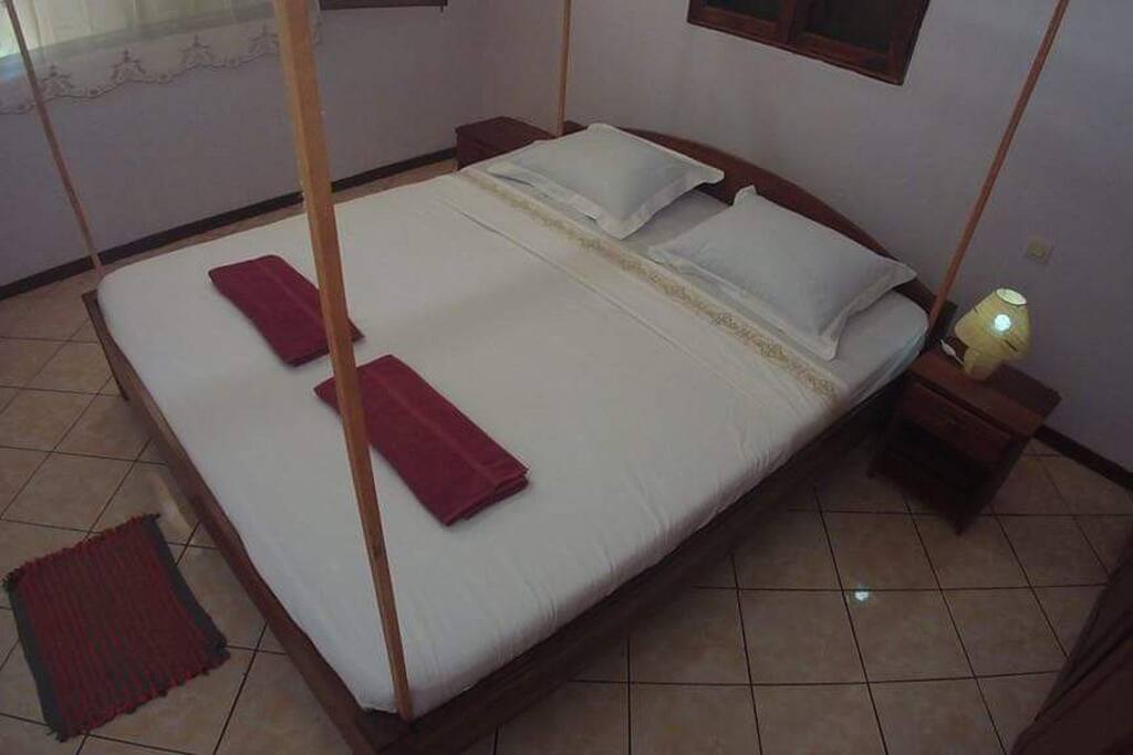 chambre double lit kingsize (3 places)
ventilé équipée moustiquaire fenêtre et lit