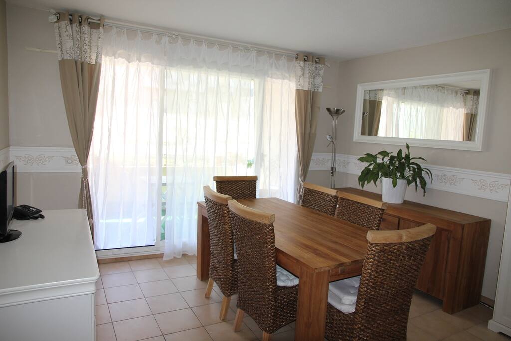 Très beau salon et salle à manger !
Un bureau, buffet avec belle vaisselle, chaises en feuille de bananier.
Le salon et salle à manger donne côté cours.