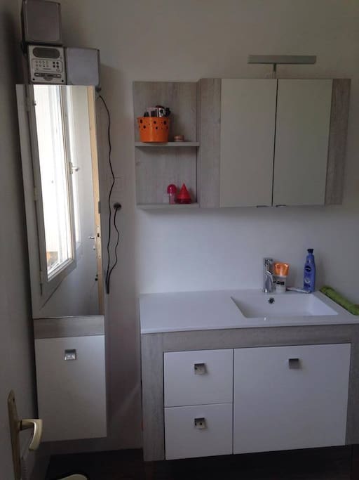 Salle de bain refaite à neuf de moins de 2 ans.