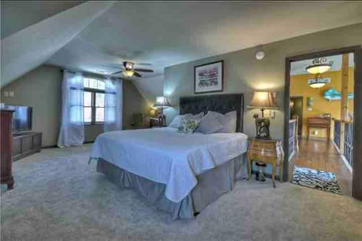 “Most comfy bed I’ve slept in ever at any Airbnb” Sara 
“Bed was one of the best we’ve had at many Airbnb stays” “super cozy & very spacious”

“The beds are all very comfortable and the rooms are HUGE” Arelys
