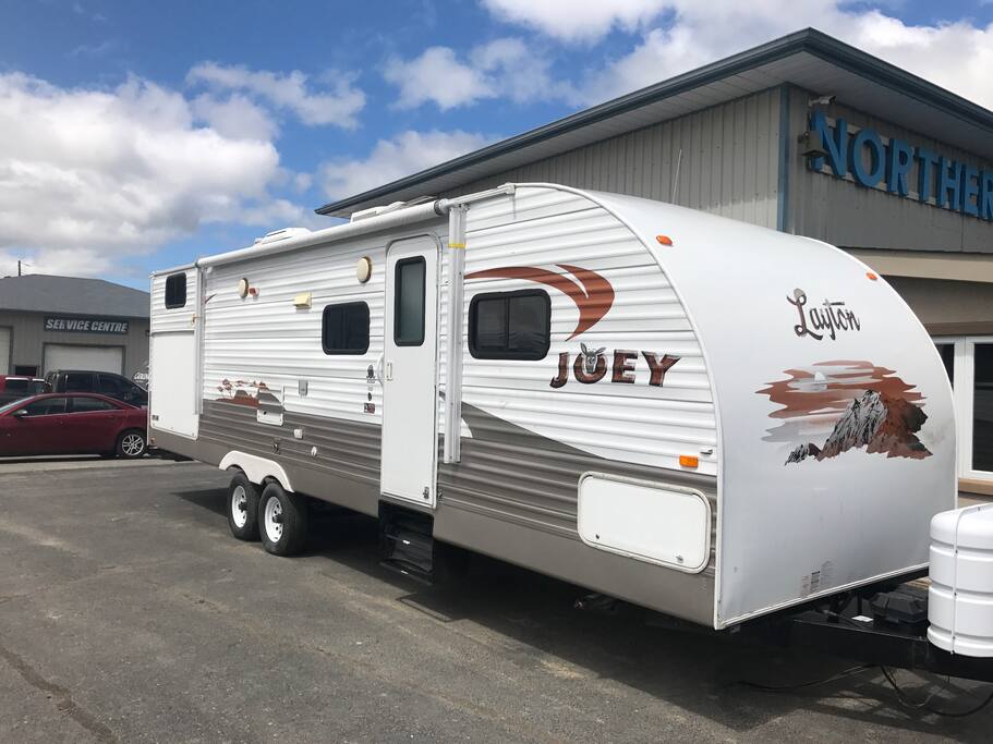 The compartment at the back opens to an full outdoor kitchen. It’s larger then in the picture