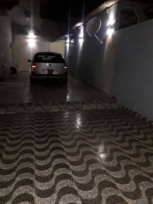 Se ve el garage/patio que lleva a la casa.