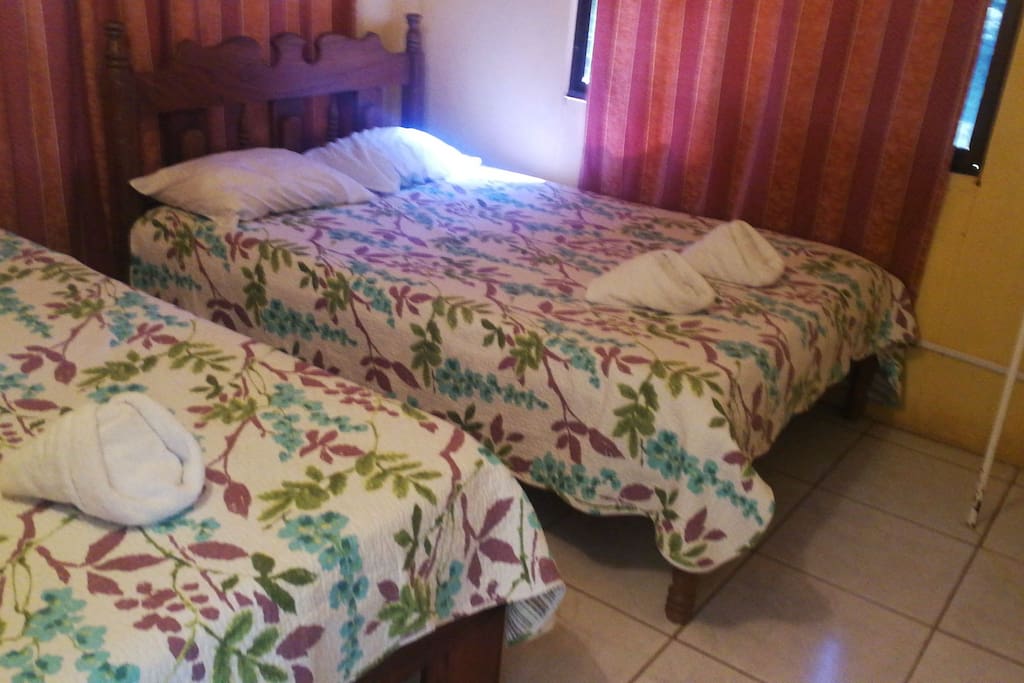 Habitación con cama matrimonial, y una individual.