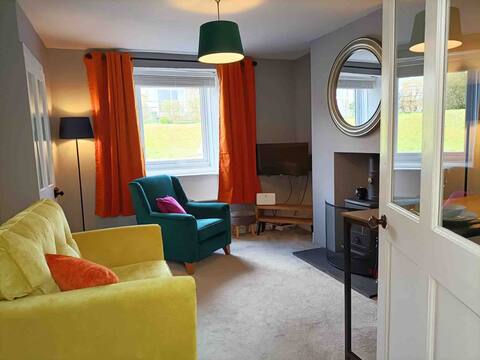 Cosy & Stylish 18th Century Cottage w/ Log Burner