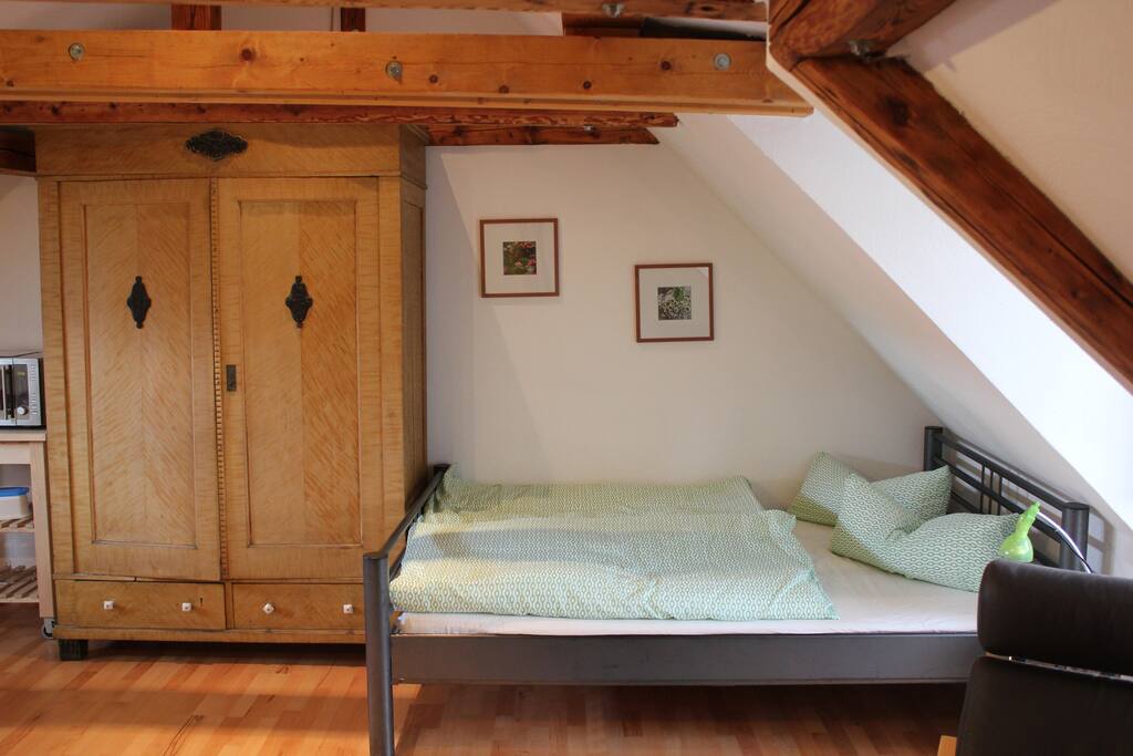 Schlafbereich mit großem Kleiderschrank (inkl. Kleiderbügel und Fächer)
