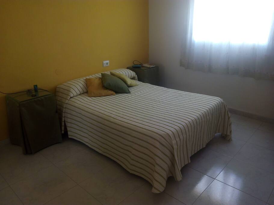 Amplia cama en la parte posterior de la vivienda, la zona más fresquita de la casa para un agradable descanso.