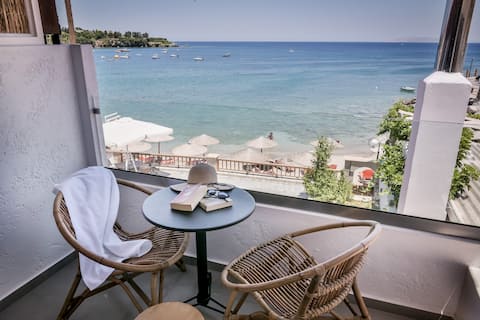 Laia Seafront Luxury Apartment 4