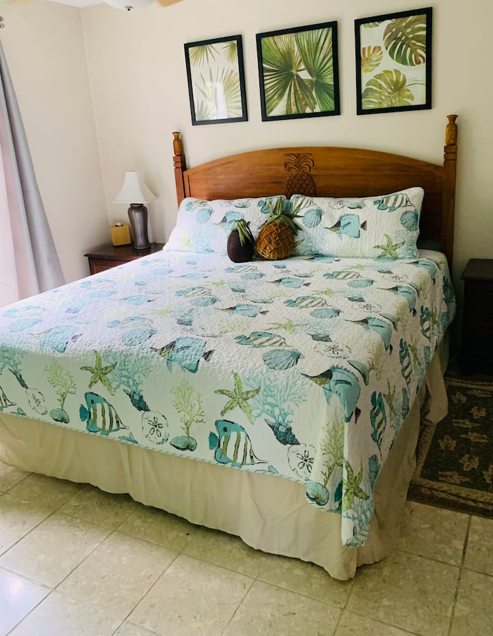 Glavna spavaća soba. Bračni krevet (širine 180 - 200 cm