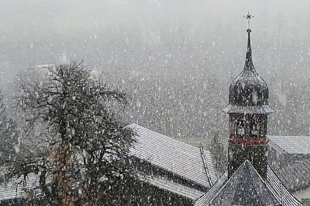 Jetzt ist der Winter gekommen - es schneit in grossen Flocken!