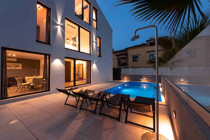 Charming Villa Magnifica with heated pool for 8