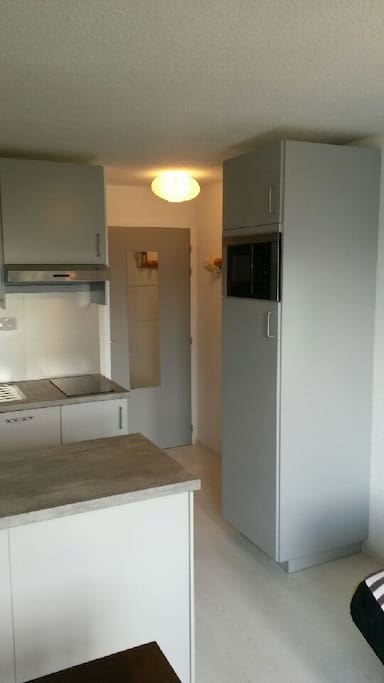 Cuisine neuve très bien équipée - grand frigo