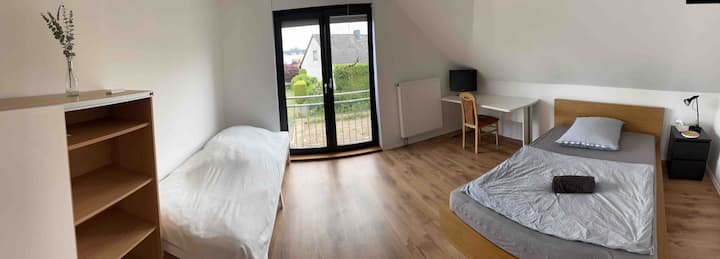 Dormitorio 1 con una cama de 140 cm y una cama individual