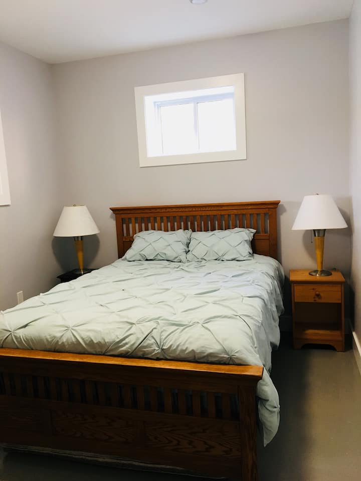 Спална соба со брачен кревет (широк 150 - 179 см