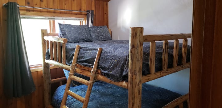 חדר שינה שני עם 2 מיטות קווין סייז