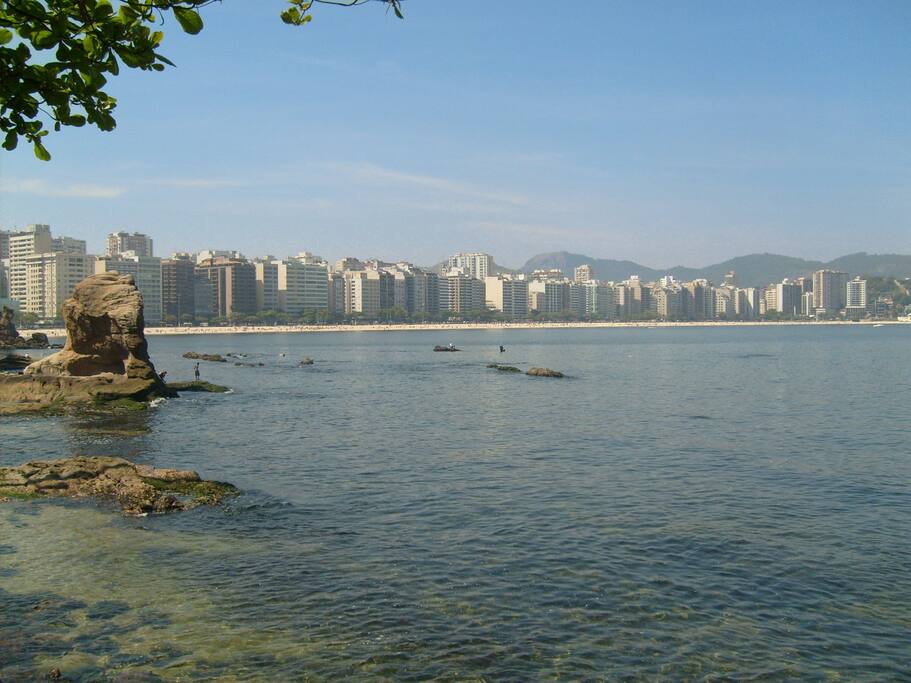 Meu apartamento fica a uma quadra da praia.
My apartment is one block from the beach.
Mi apartamento está a una cuadra de la playa.