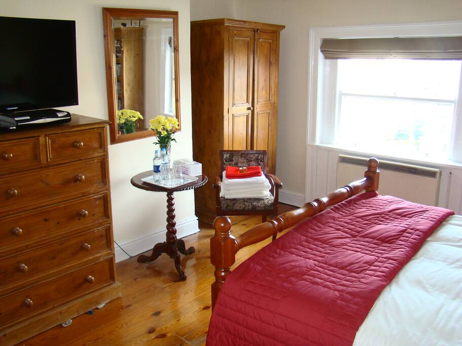 Large bedroom (16ft x 14ft)
