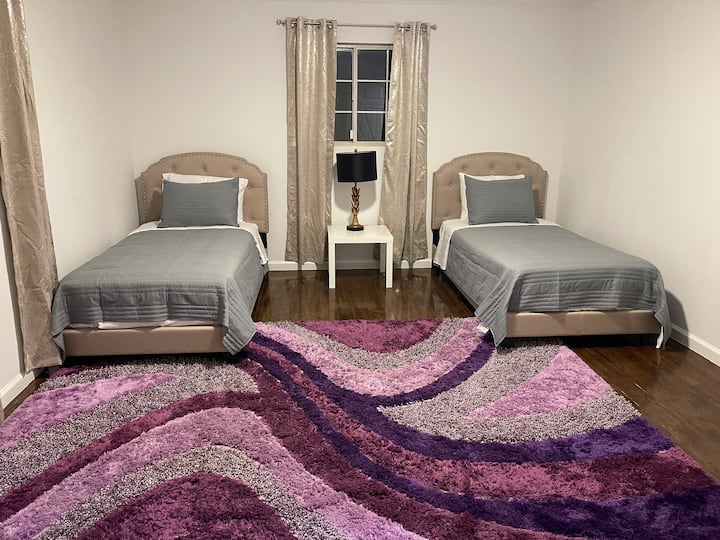 Dormitorio 6 en la planta baja con dos camas individuales 