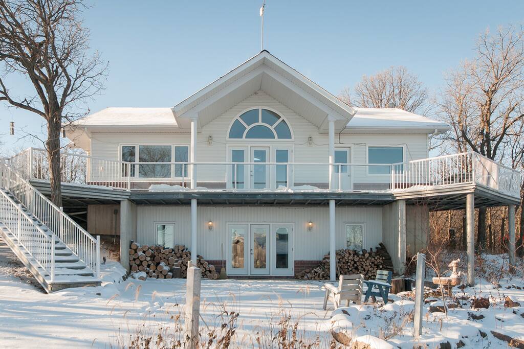 A Rocha Pembina Valley Interpretive Centre Guesthouse exterior.
