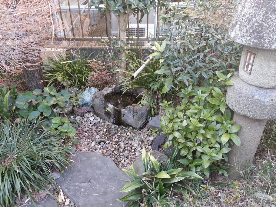 ●Traditional Japanese entrance
It is called Suikinkutsu(水琴窟)water gullous cave