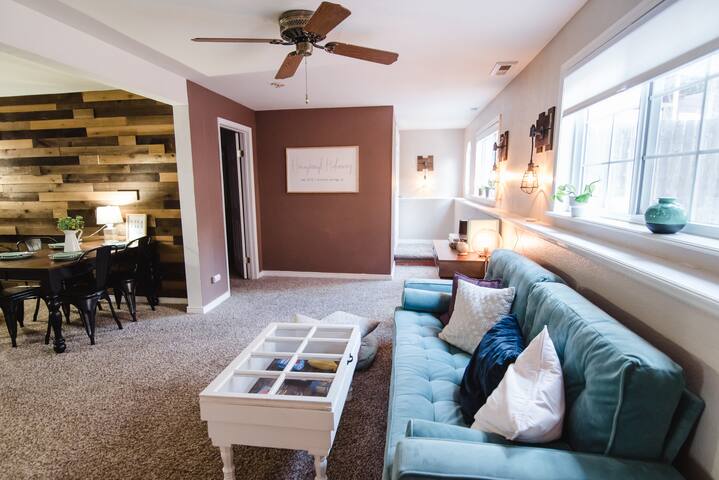 Private 2BR Honeyburyl Hideaway Suite with Hot Tub