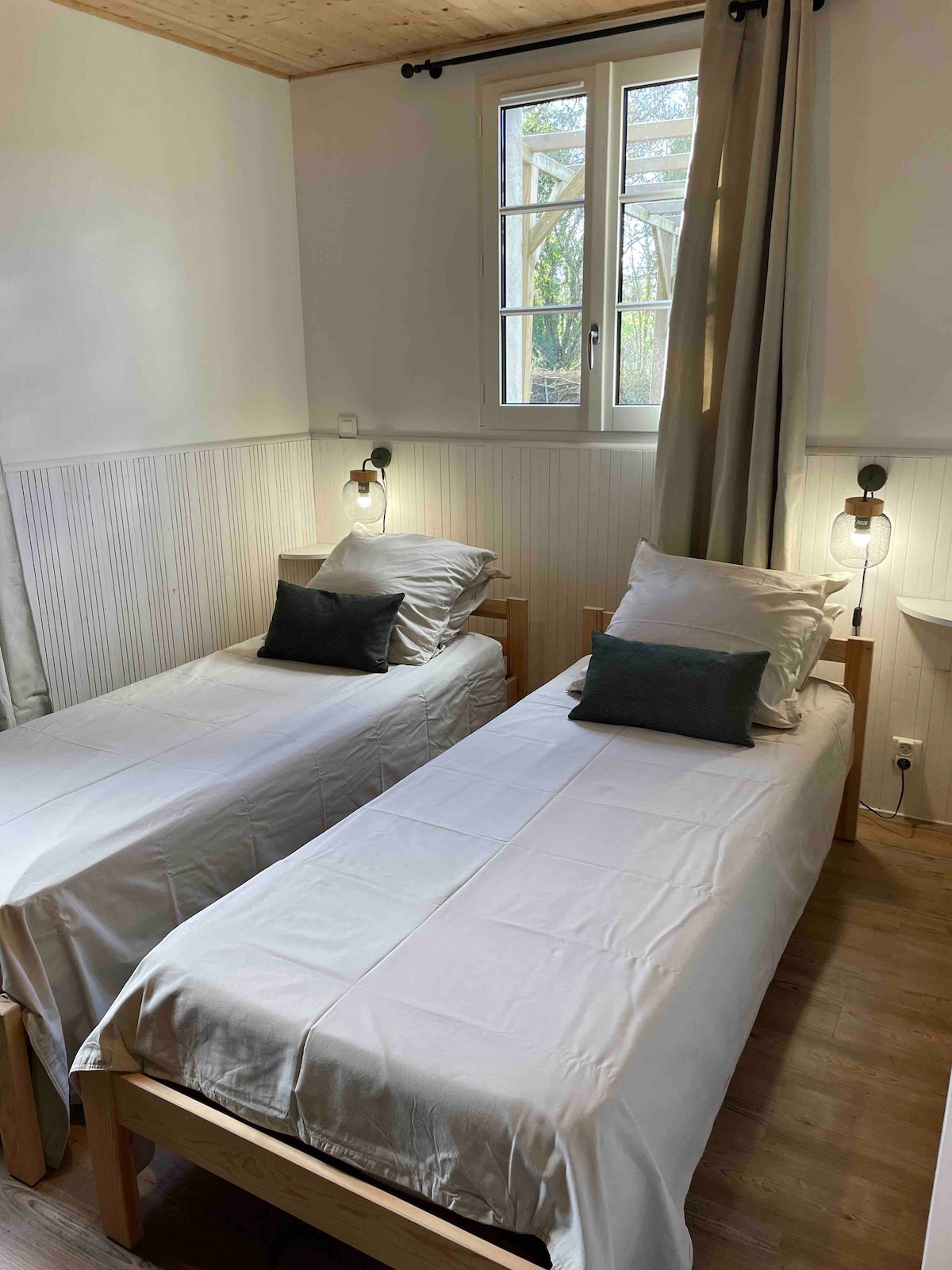 Chambre RDC
2 lits simple 80x190
Или близо един до друг за 160 легла