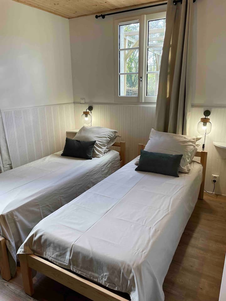 Chambre RDC
2 lits simple 80x190
Alebo blízko seba pre 160 lôžok