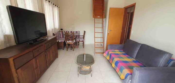 Sala de Estar
Sofá cama
Refrigerador 
Mesa para 4 personas
TV inteligente
