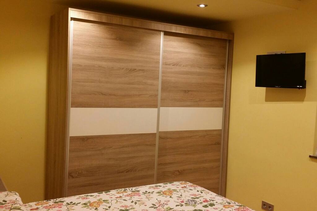 Armario empotrado y tv en el dormitorio