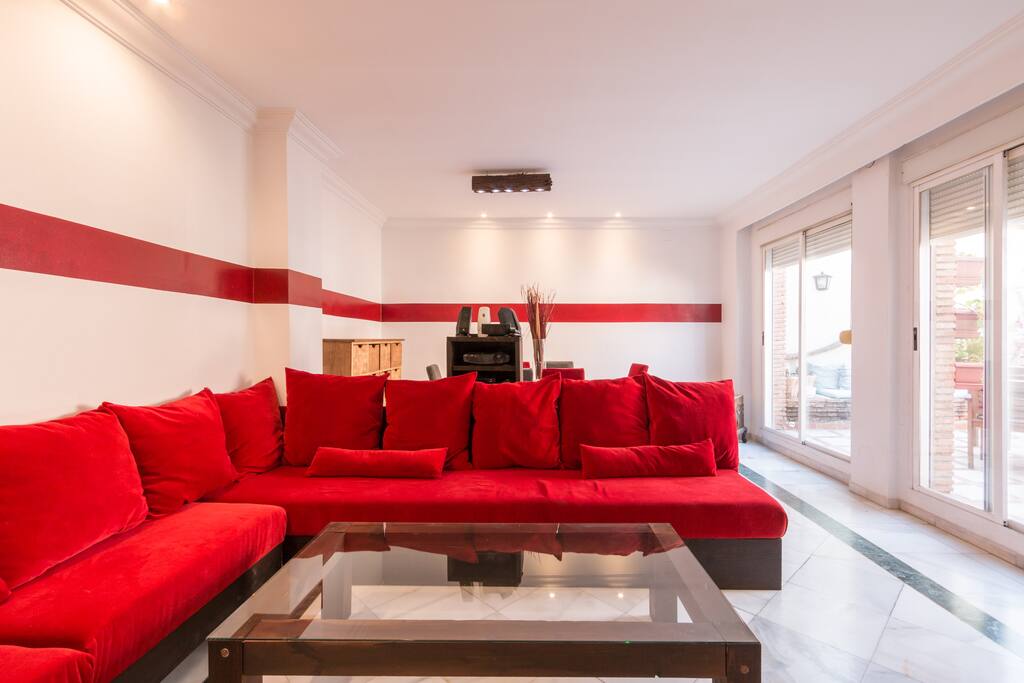 Amplio salón con proyector para disfrutar del buen cine