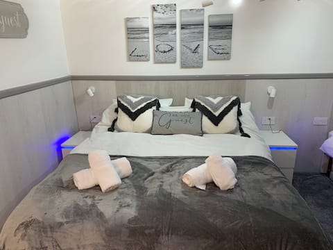 5 bed 5 bth, slps 18 New refurb 60 yds beach& harb