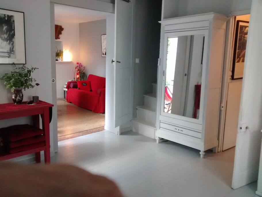 Salon (chambre palière) avec 2 portes desservant chambre du haut et entrée principale du bas