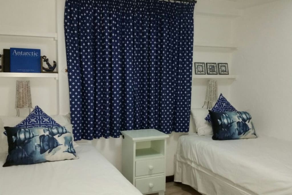 2nd Bedroom 2 single beds