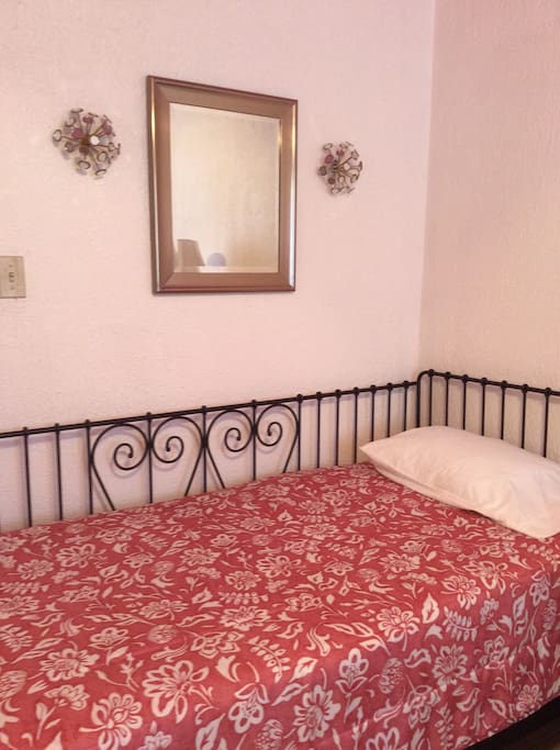 Twin bed with above mirror