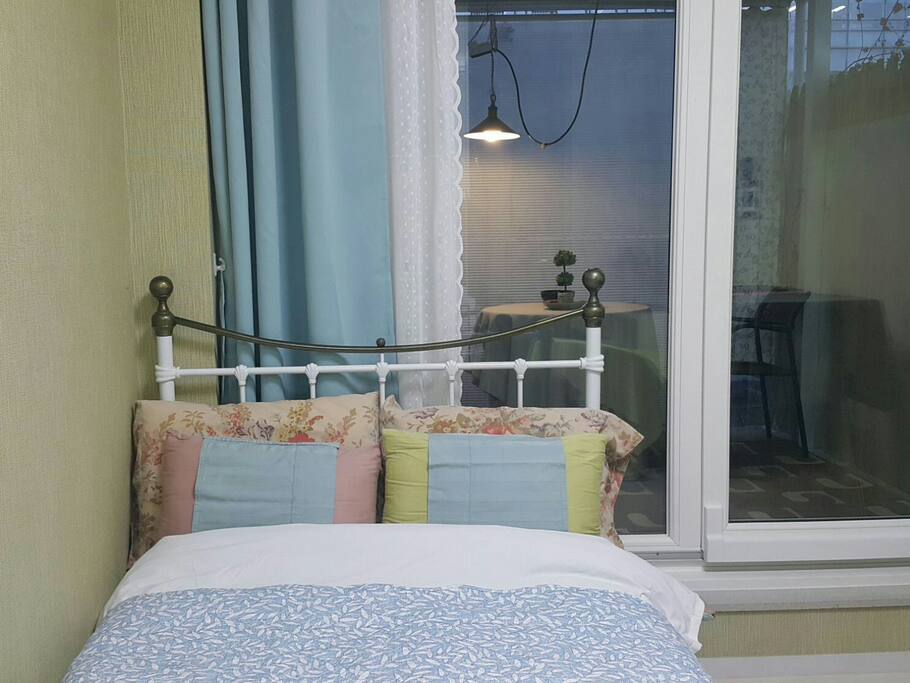 숙소 내부
요청시 보조침대 제공
최근 커튼을 새로 바꿨습니다.
cozy, tidy inside