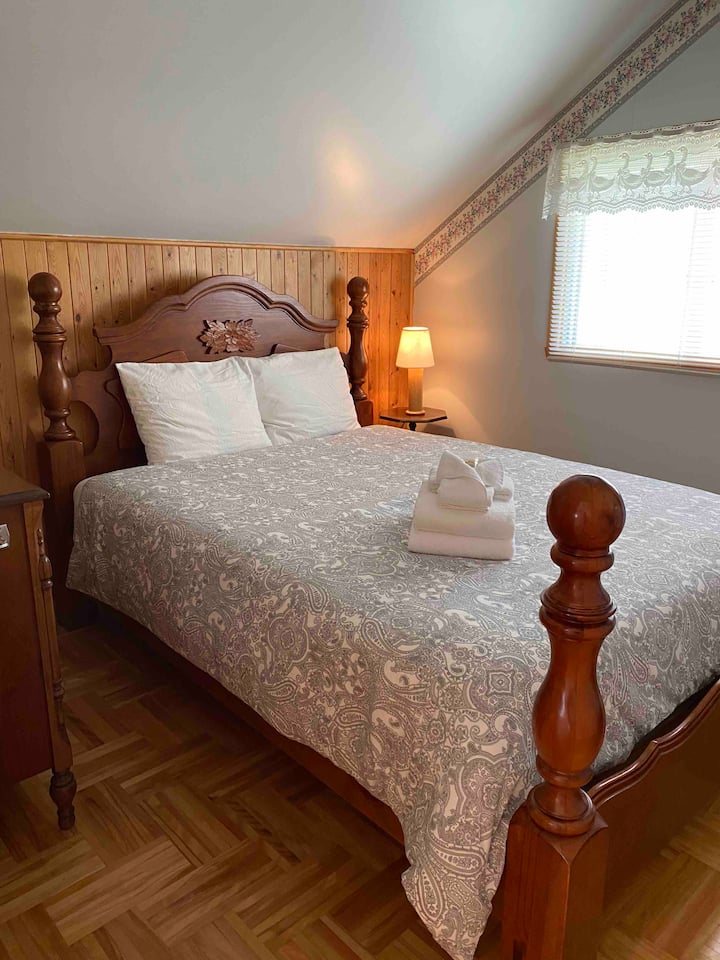 带舒适床垫的双人床