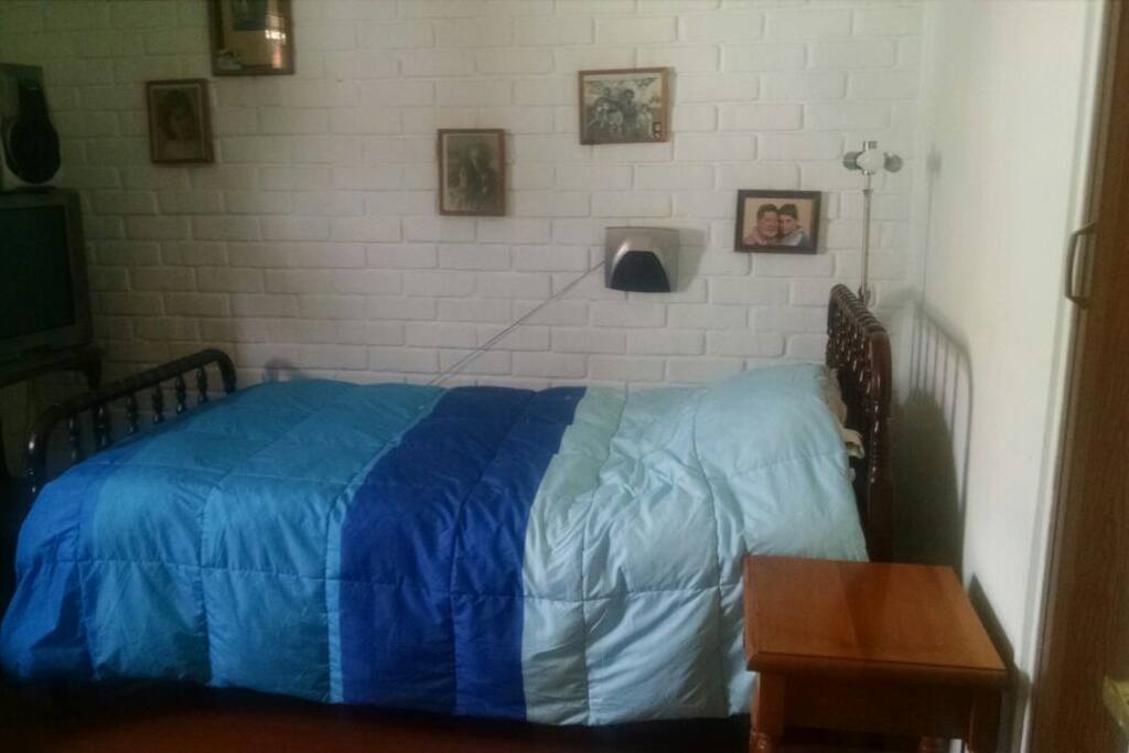 Cama de plaza y media con velador