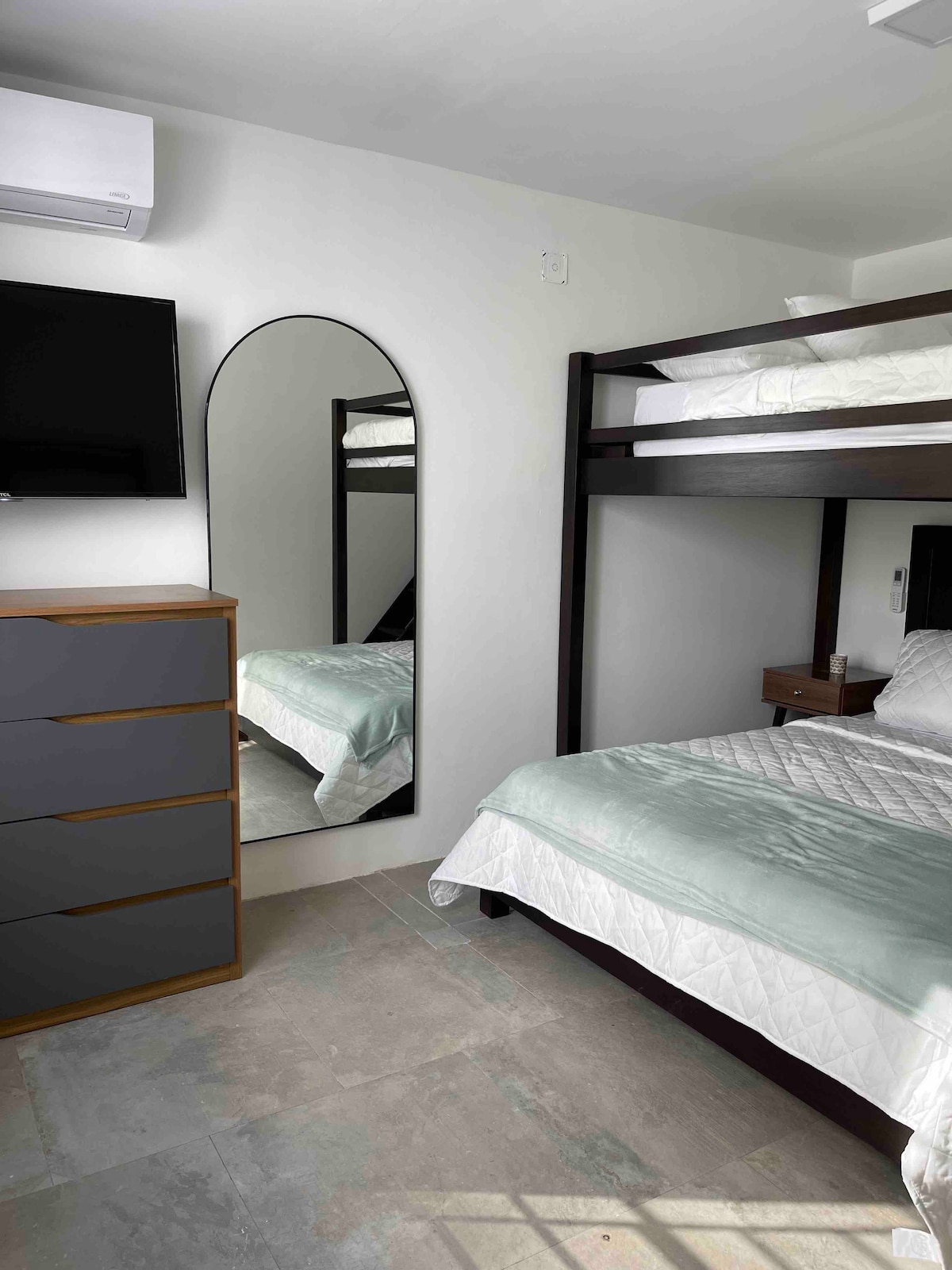 ห้องจูเนียร์ #1 มีเตียงควีนไซส์ชั้นล่างและชั้นบนเต็มรูปแบบลิ้นชักทีวีและเครื่องปรับอากาศและม่านกันแสง 